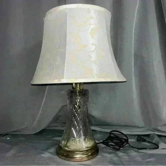 WORKING MID-CENTURY MODERN AMERICAN PRESSED GLASS LAMP, BRASS, WHITE/IVORY SHADE - Picture 1 of 7